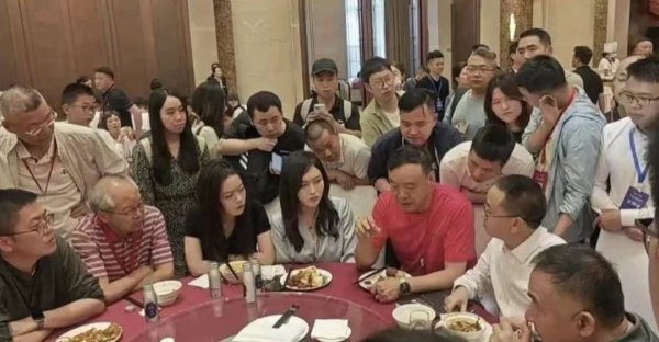 股票配资免费 茅台股东大会：招待晚宴改为自助餐，飞天茅台变蓝莓果汁